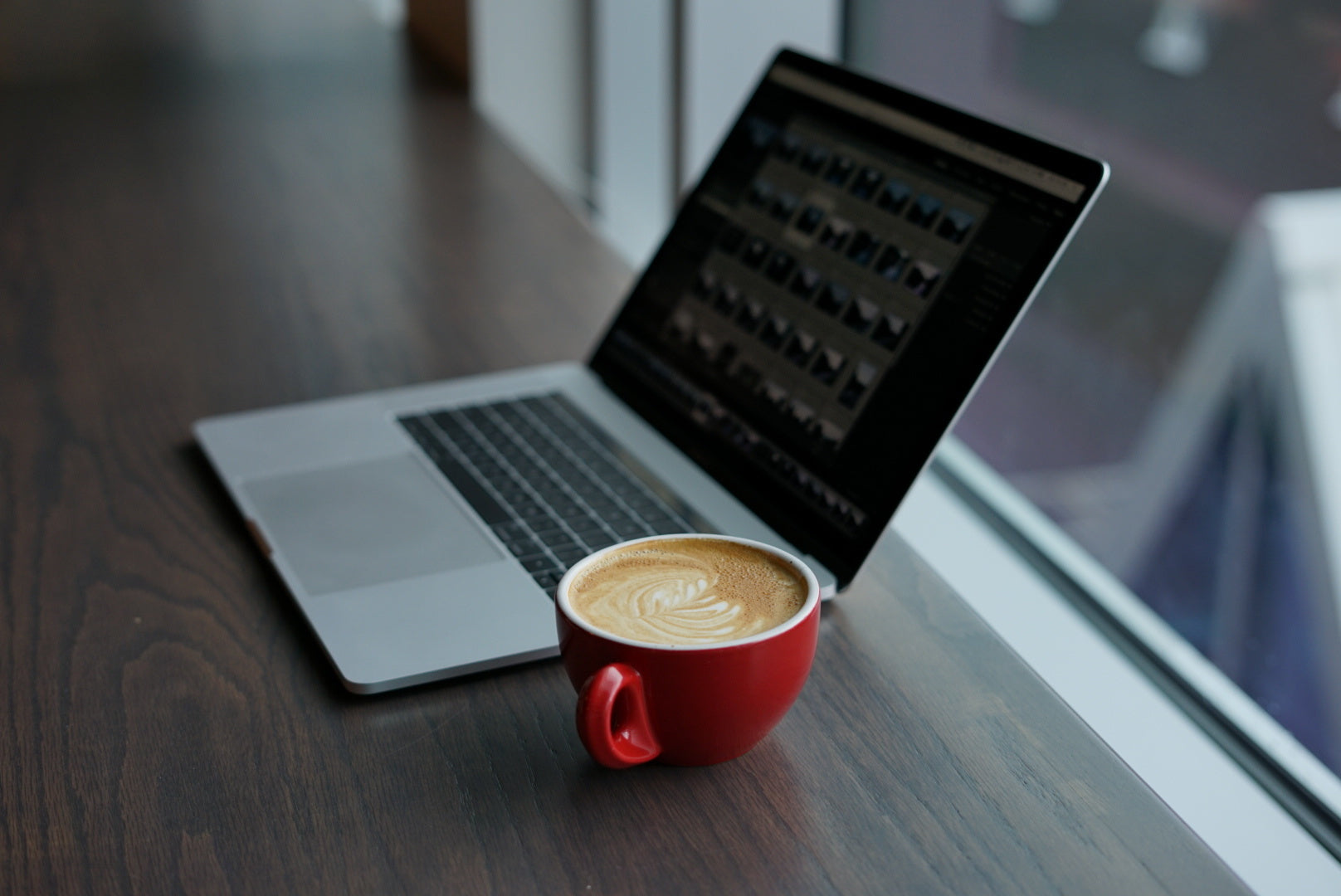 Bærbar computer og en kop kaffe på et bord